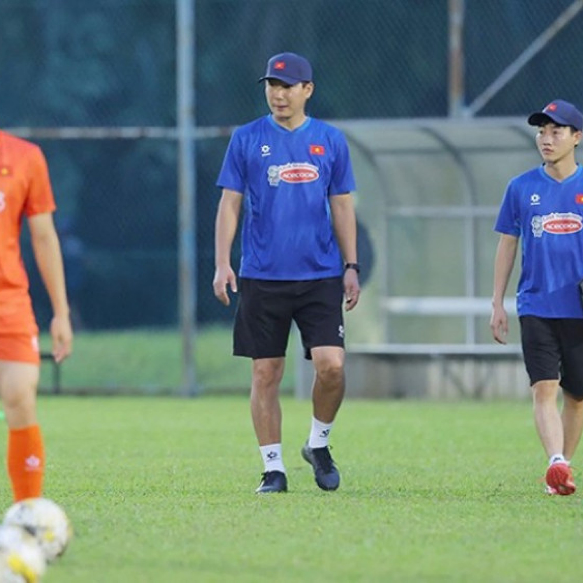  - ĐT Việt Nam tập buổi đầu ở Malaysia, Hai Long nói điều đặc biệt trước "chung kết"