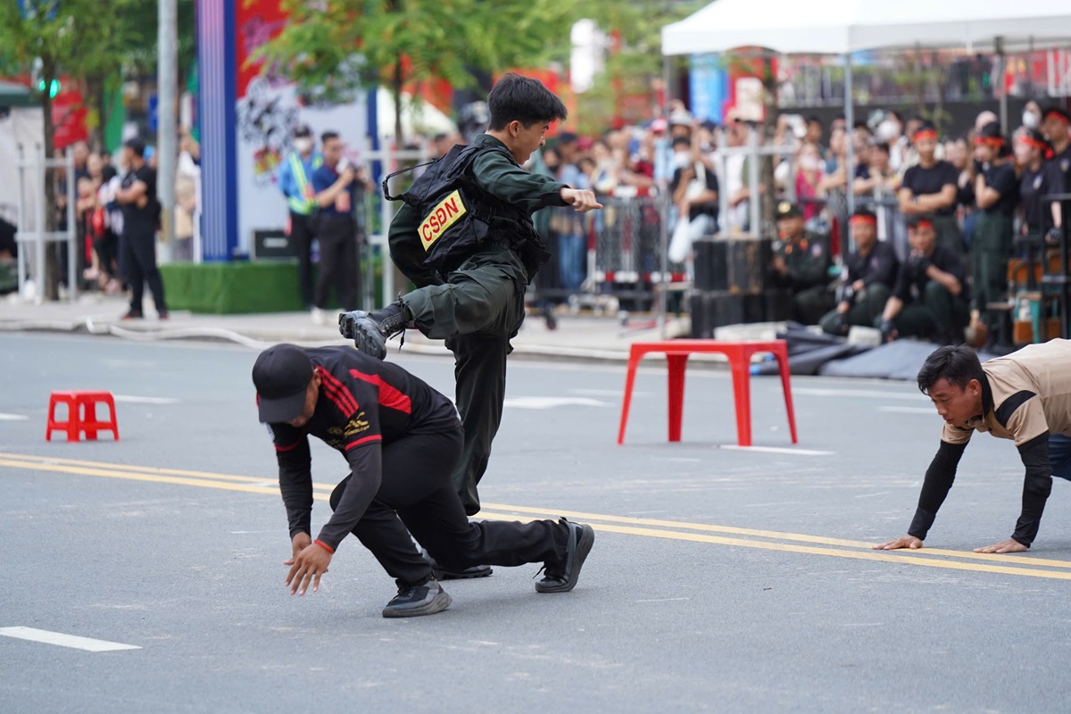 nguoi dan hao hung trai nghiem cac hoat dong tai 'vinh quang cong an nhan dan' - 8