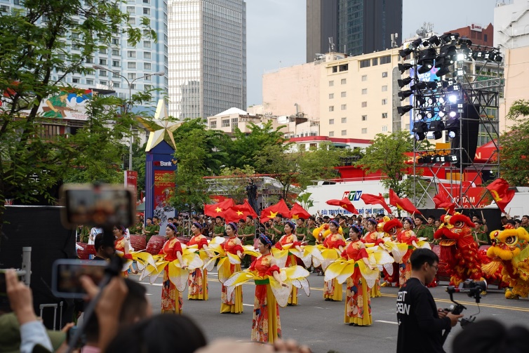man nhan voi man bieu dien vo thuat, khi cong va canh khuyen trong chuong trinh ‘vinh quang cong an nhan dan’ - 1