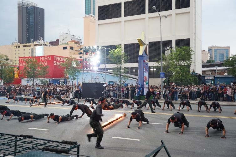 man nhan voi man bieu dien vo thuat, khi cong va canh khuyen trong chuong trinh ‘vinh quang cong an nhan dan’ - 11