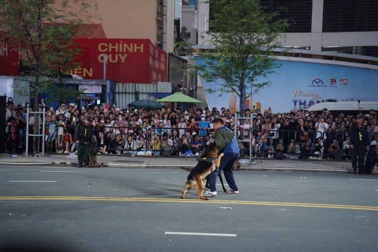 man nhan voi man bieu dien vo thuat, khi cong va canh khuyen trong chuong trinh ‘vinh quang cong an nhan dan’ - 12