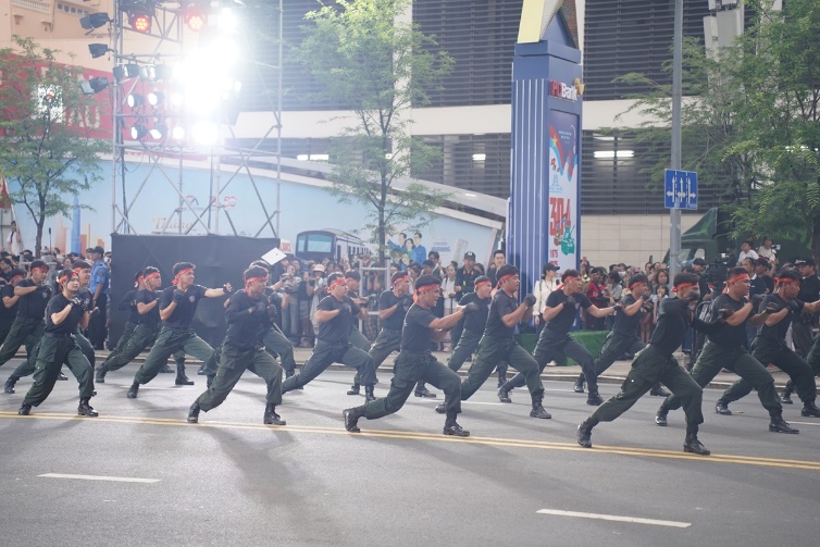 man nhan voi man bieu dien vo thuat, khi cong va canh khuyen trong chuong trinh ‘vinh quang cong an nhan dan’ - 5