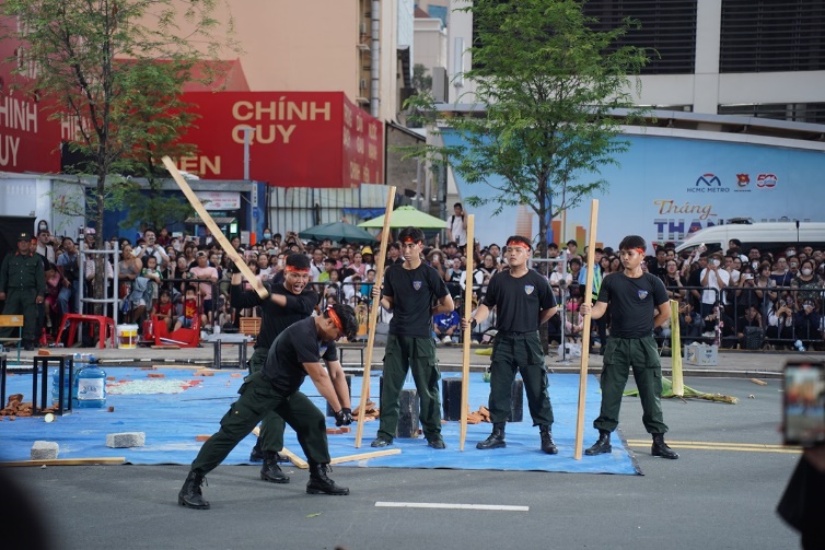 man nhan voi man bieu dien vo thuat, khi cong va canh khuyen trong chuong trinh ‘vinh quang cong an nhan dan’ - 8