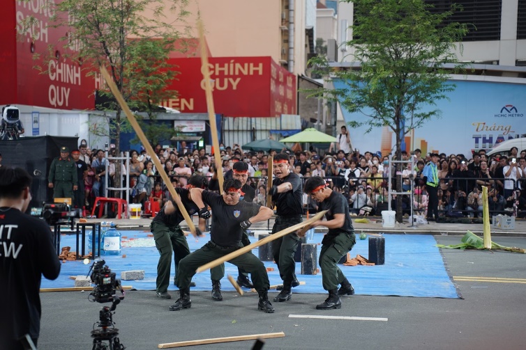 man nhan voi man bieu dien vo thuat, khi cong va canh khuyen trong chuong trinh ‘vinh quang cong an nhan dan’ - 9