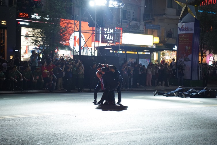 nguoi dan ‘nghet tho’ truoc man dien tap bao ve nguyen thu - 3