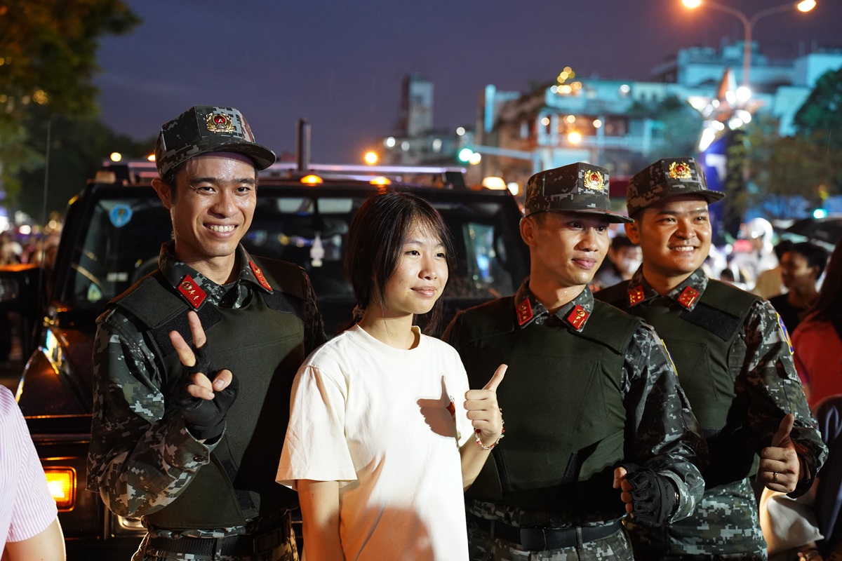 duoi mua, nguoi dan nan lai chup anh cung cac chien si ‘vinh quang cong an nhan dan’ - 8