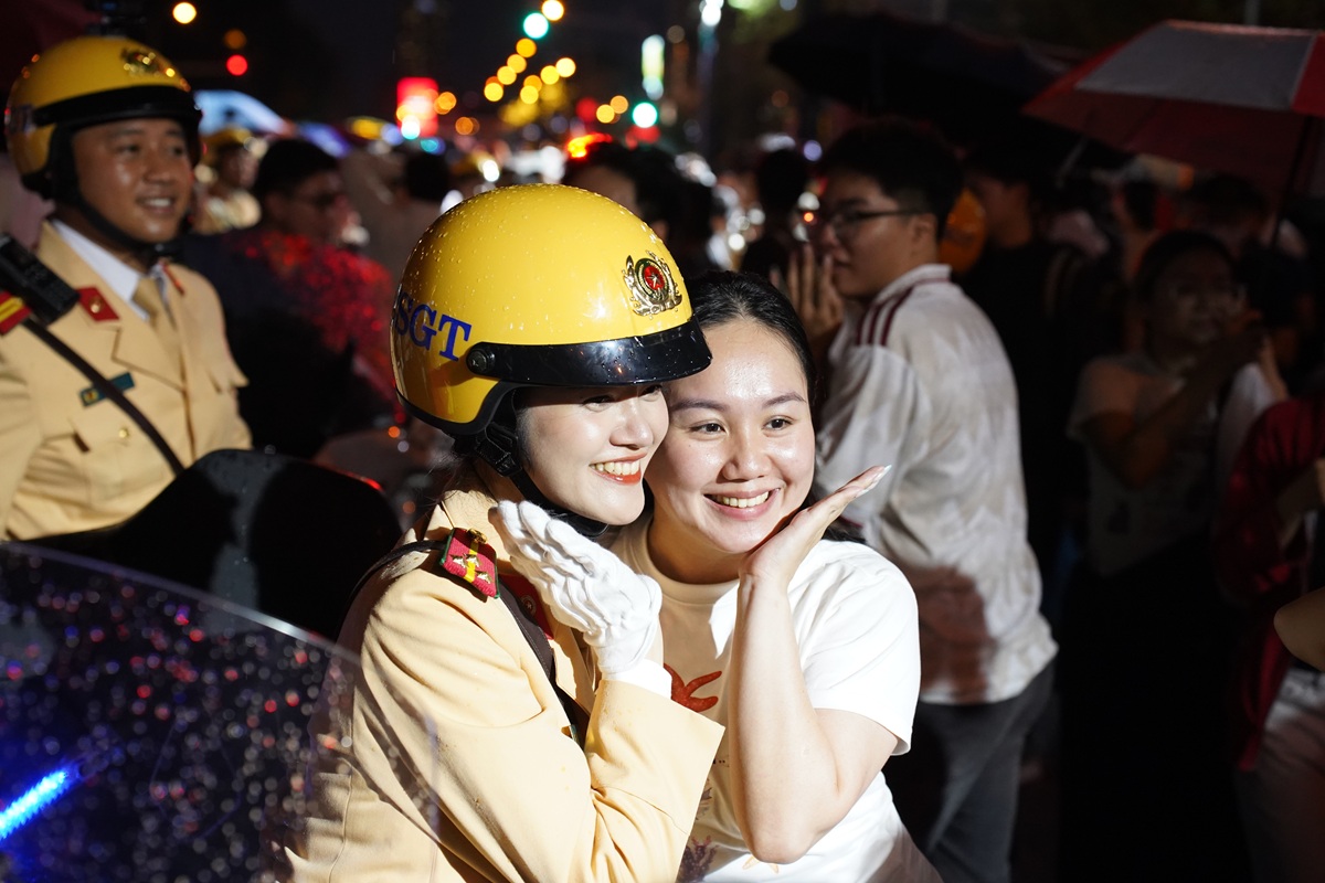 duoi mua, nguoi dan nan lai chup anh cung cac chien si ‘vinh quang cong an nhan dan’ - 11