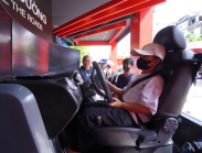 Người dân hào hứng trải nghiệm các hoạt động tại 'Vinh quang Công an nhân dân'