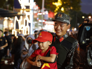 Dưới mưa, người dân nán lại chụp ảnh cùng các chiến sĩ ‘Vinh quang Công an nhân dân’