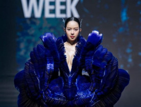  - Hoa hậu Thanh Thuỷ đẹp không tì vết khi diễn mở màn cho NTK Lê Thanh Hoà