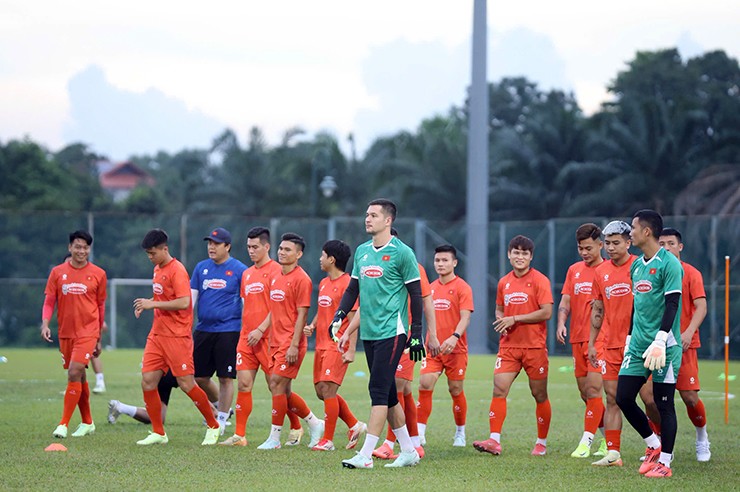 ĐT Việt Nam tập buổi đầu ở Malaysia, Hai Long nói điều đặc biệt trước "chung kết" - 1