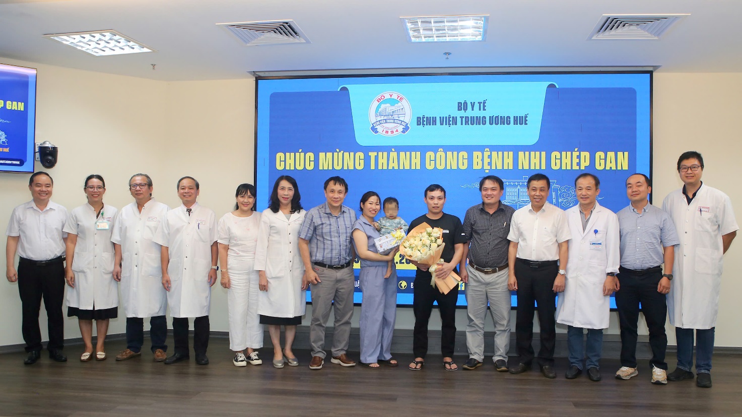 Bệnh nhi 15 tháng tuổi ghép gan đã được xuất viện mạnh khỏe - 2