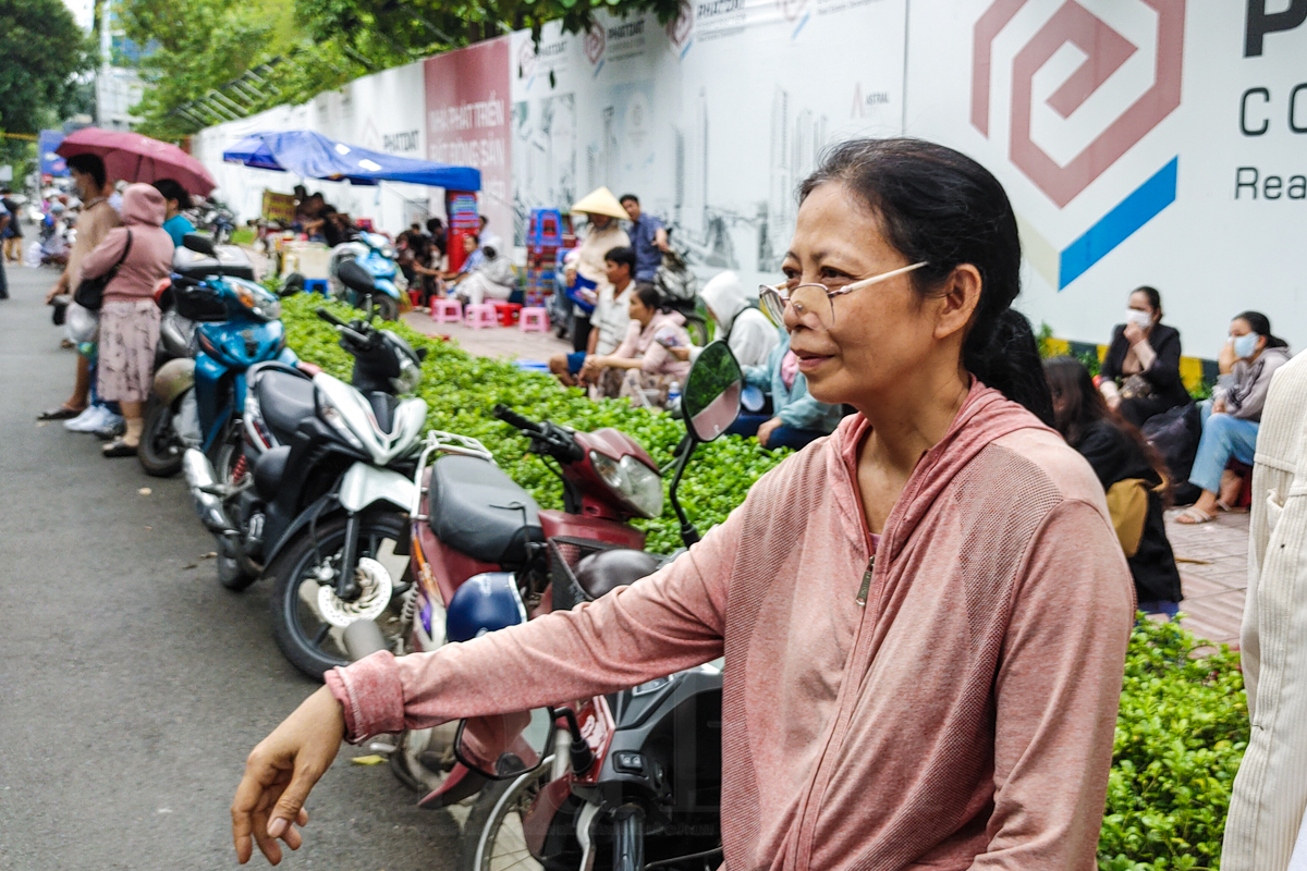Phụ huynh đội mưa, hồi hộp chờ đón sĩ thử thi môn năng khiếu - 9