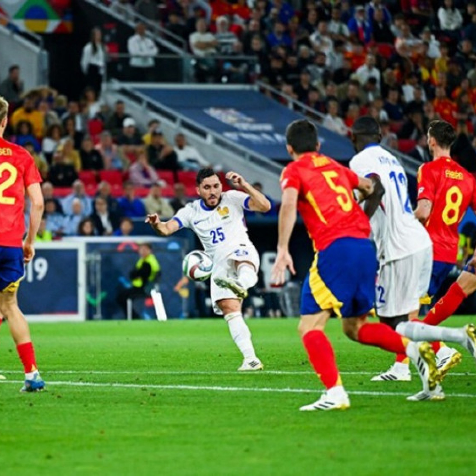  - Cherki ra mắt ĐT Pháp ấn tượng: Đôi chân ma thuật, Man City mơ về ngôi sao mới