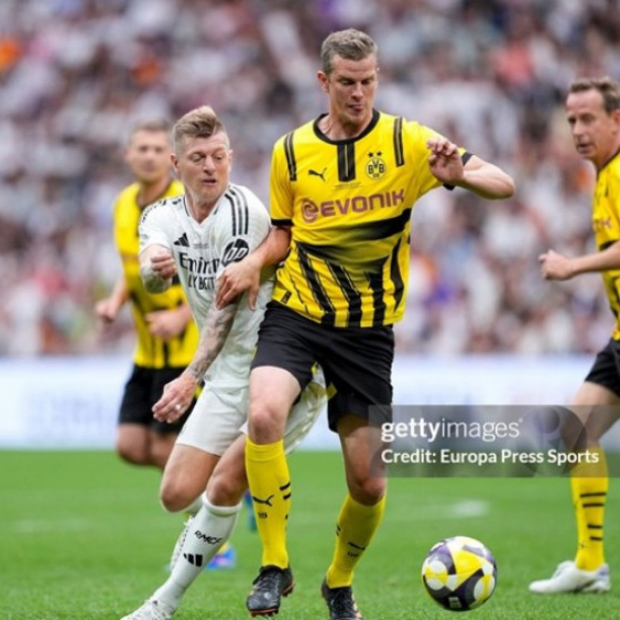  - Đội huyền thoại Real Madrid kịch chiến Dortmund: Toni Kroos, Marcelo tỏa sáng