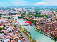 Du khách mê mẩn trải nghiệm dù lượn ‘Bay qua miền di sản’