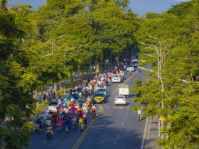  - Diện áo dài, đạp xe khám phá xứ Huế