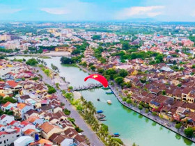  - Du khách mê mẩn trải nghiệm dù lượn ‘Bay qua miền di sản’