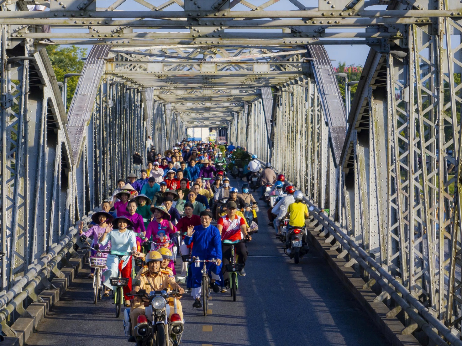 Diện áo dài, đạp xe khám phá xứ Huế - 1