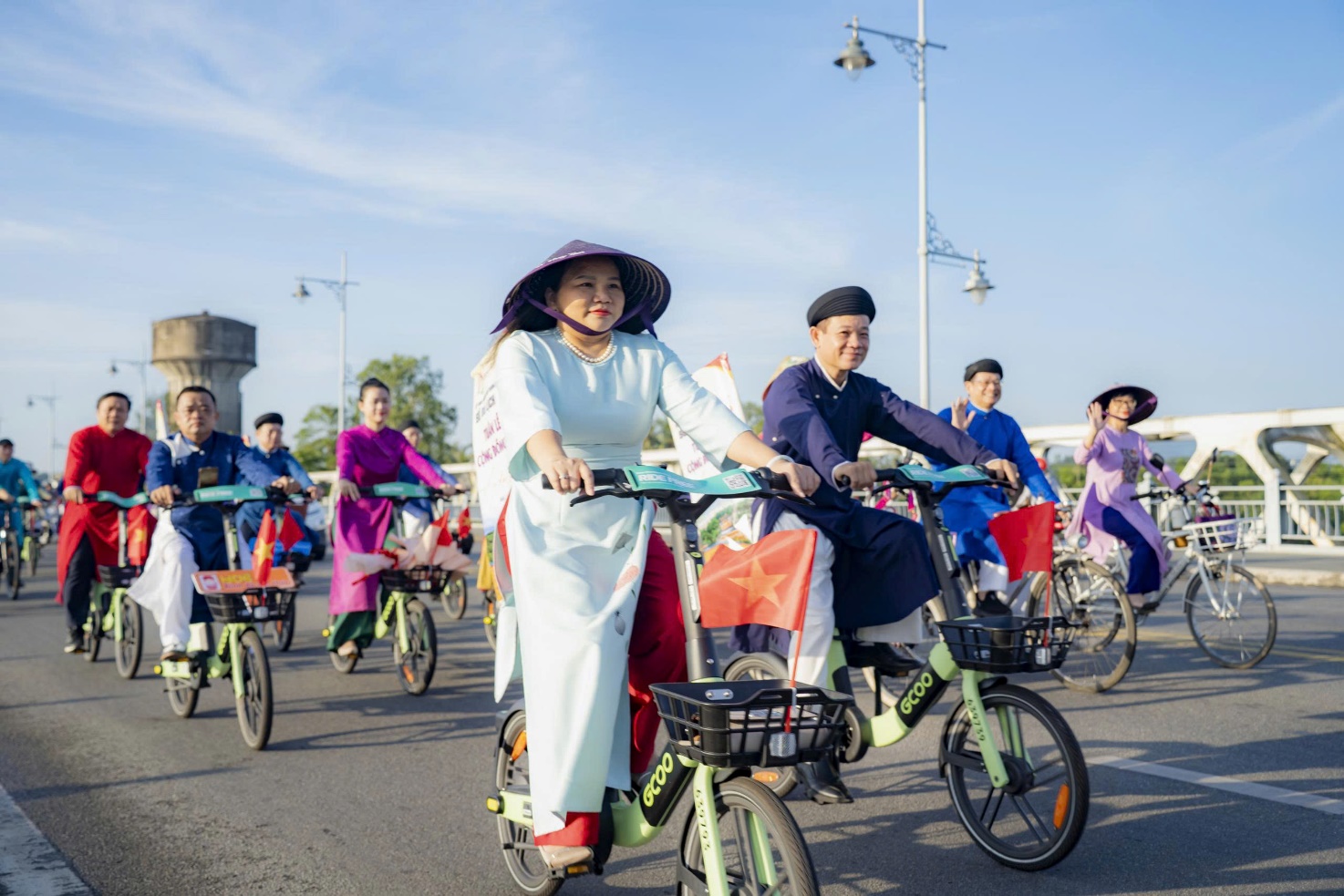 Diện áo dài, đạp xe khám phá xứ Huế - 9