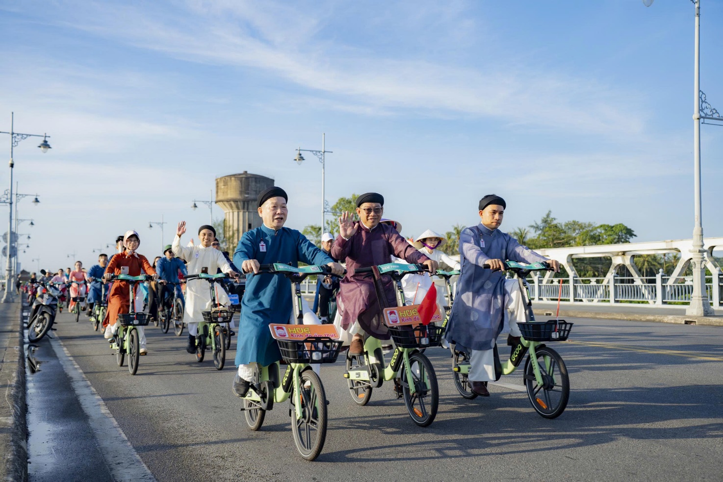 Diện áo dài, đạp xe khám phá xứ Huế - 10