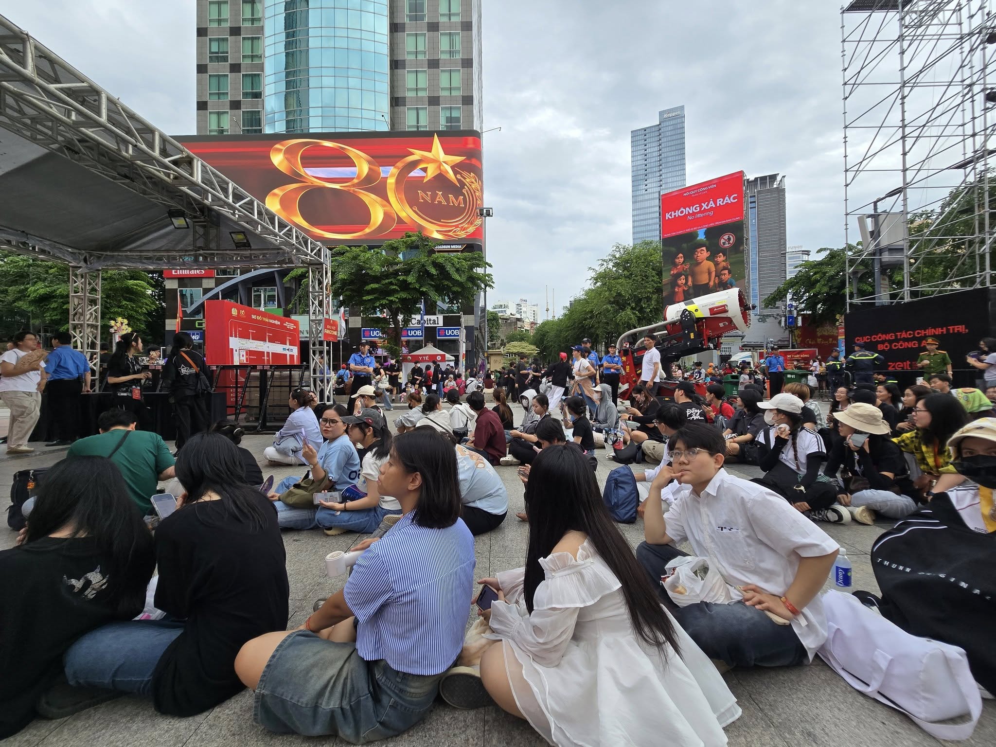 xep hang dai de chay het minh cung gala vinh quang cong an nhan dan viet nam - 6