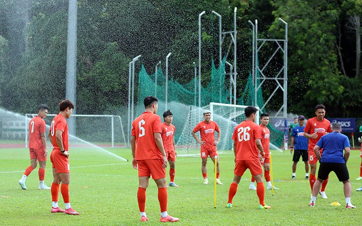 ĐT Việt Nam gặp sự cố trên sân tập ở Malaysia, vượt khó quyết đấu chủ nhà - 7