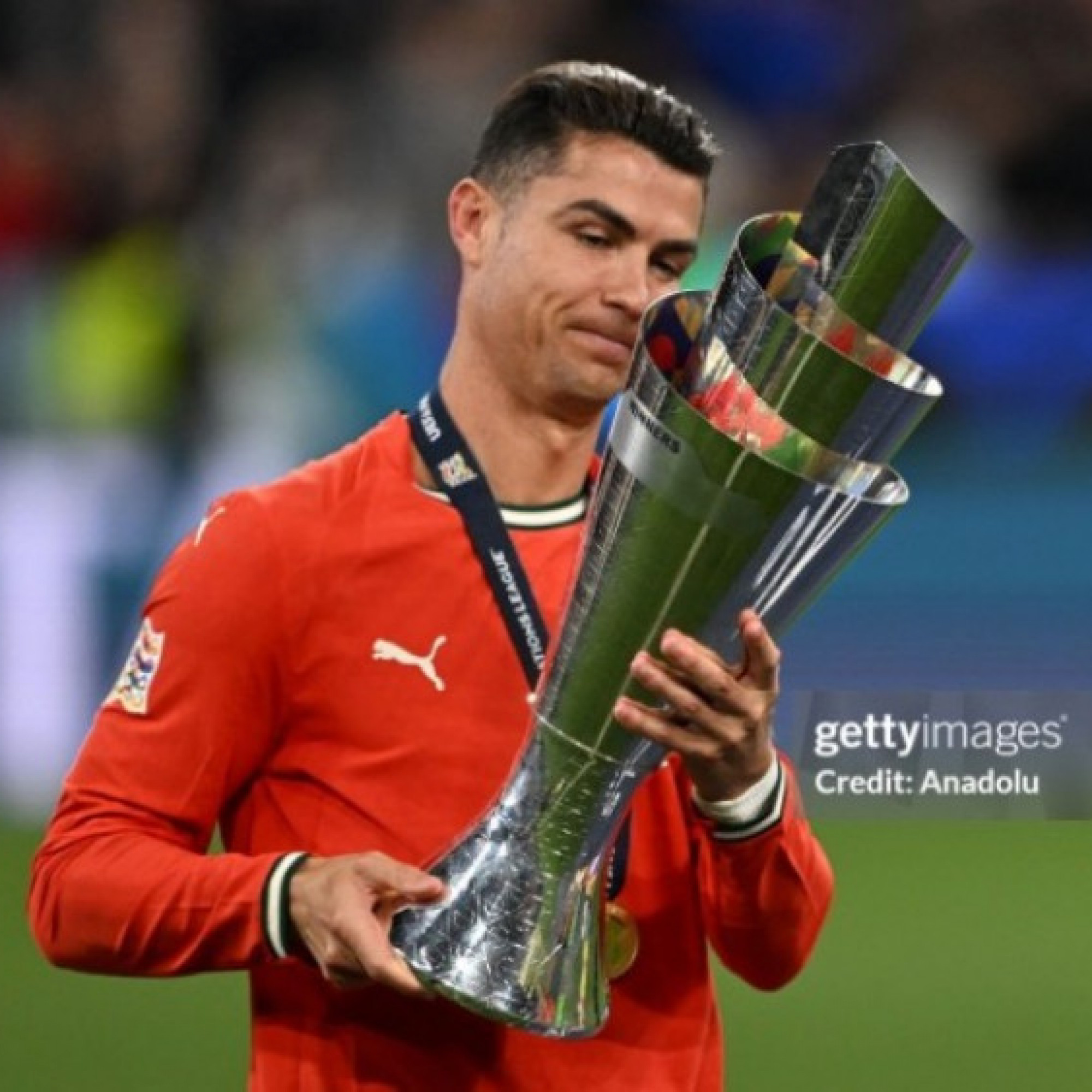  - Ronaldo òa khóc khi vô địch Nations League : "Có gãy chân tôi vẫn phải ra sân"