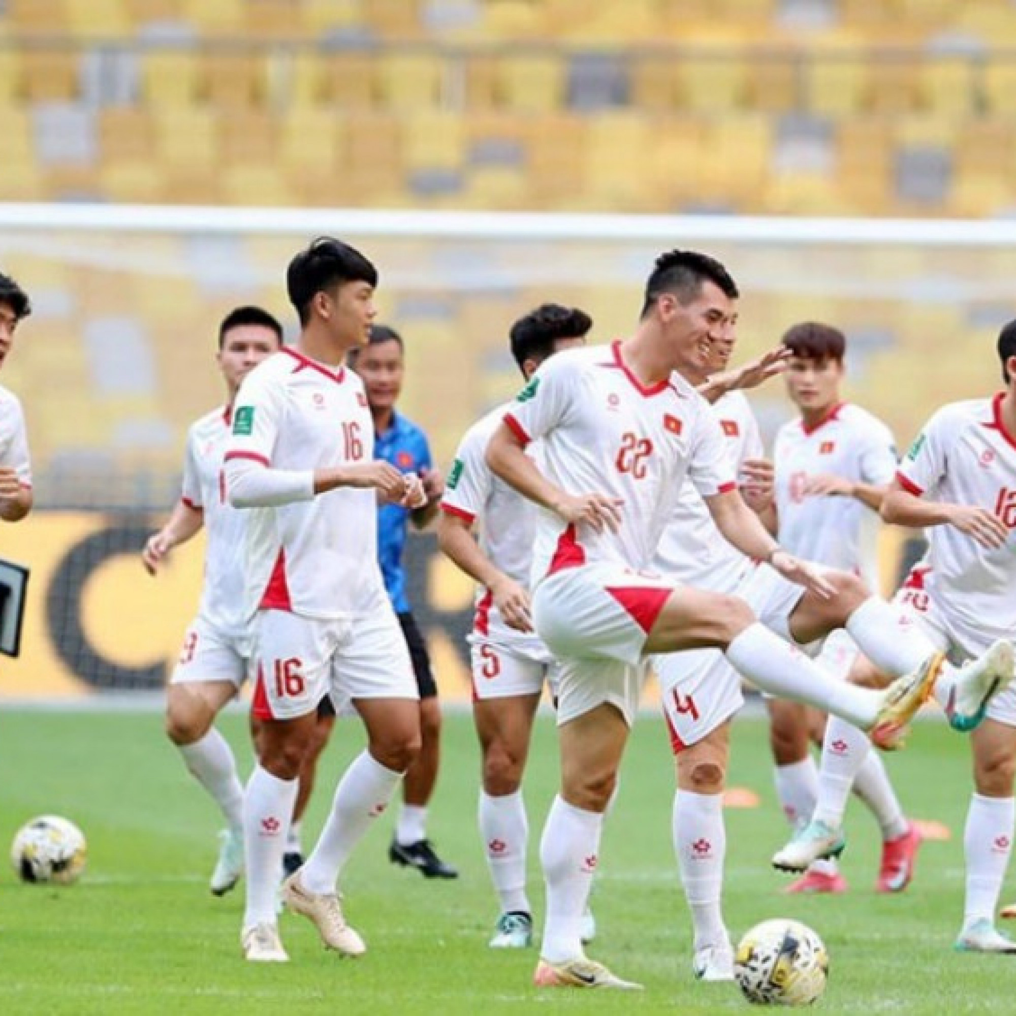  - ĐT Việt Nam thoải mái cười đùa giữa “chảo lửa” Bukit Jalil của Malaysia