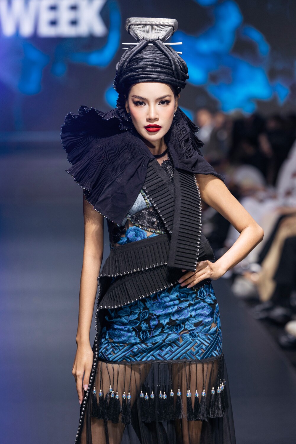 Tuần lễ thời trang quốc tế Việt Nam 2025: Hương Giang khoe visual phát sáng, Lê Hoàng Phương hóa cô gái Dao Đầu Bằng - 7