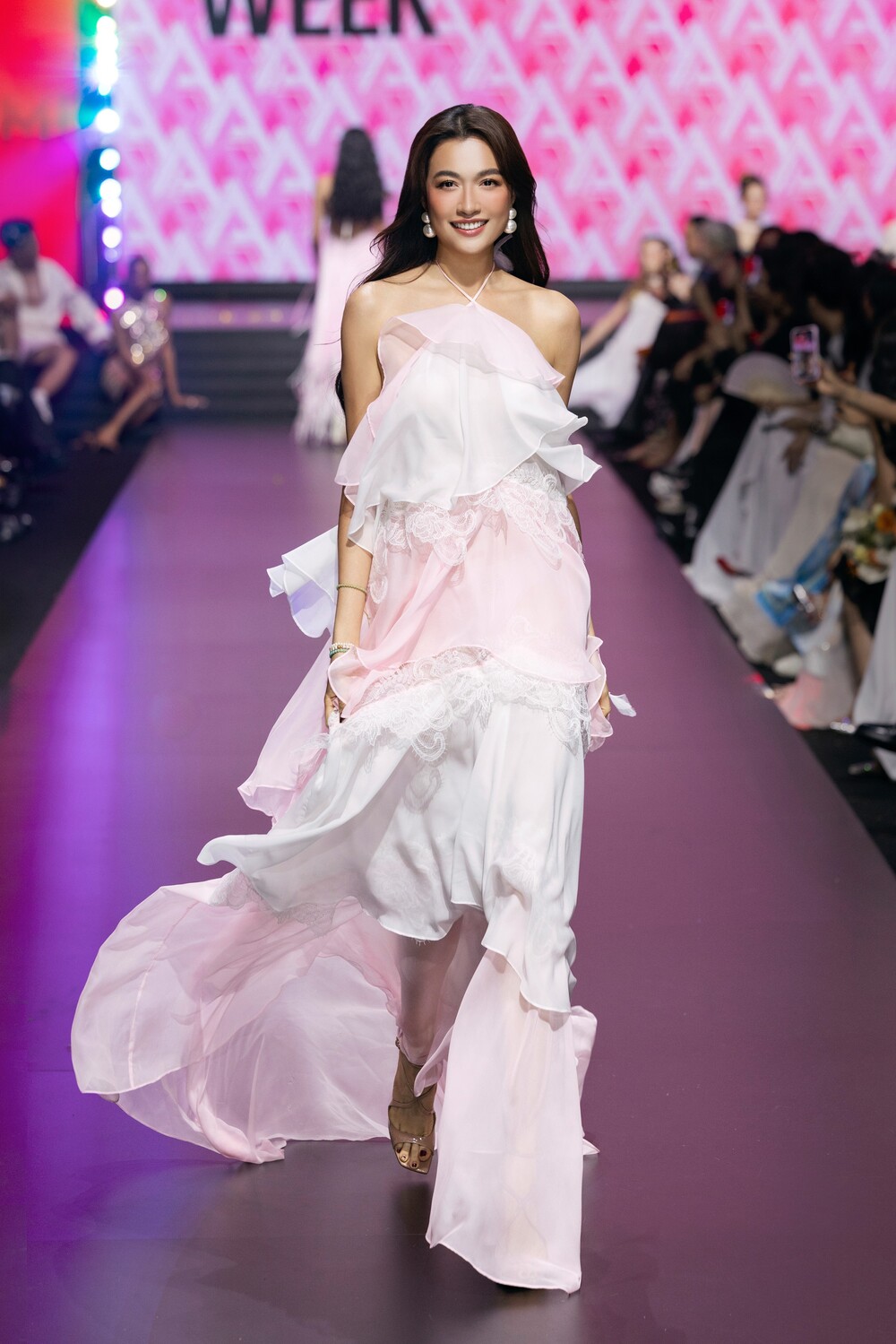 Tuần lễ thời trang quốc tế Việt Nam 2025: Hương Giang khoe visual phát sáng, Lê Hoàng Phương hóa cô gái Dao Đầu Bằng - 5