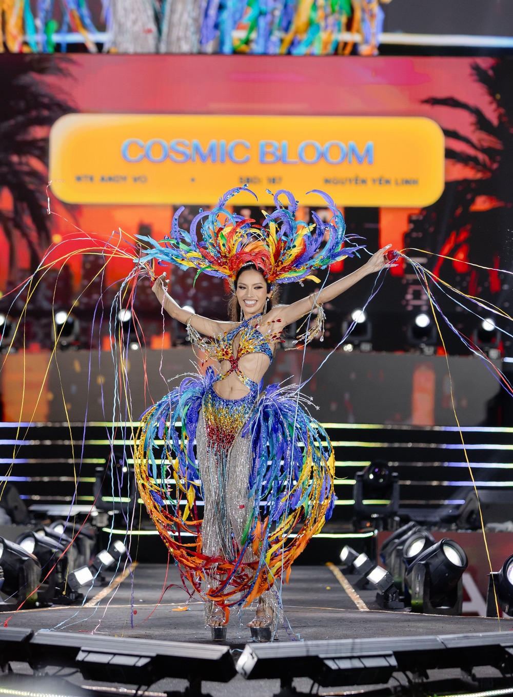 Top 45 Hoa Hậu Hoàn Vũ Việt Nam 2025 trình diễn trang phục Carnival rực rỡ - 4
