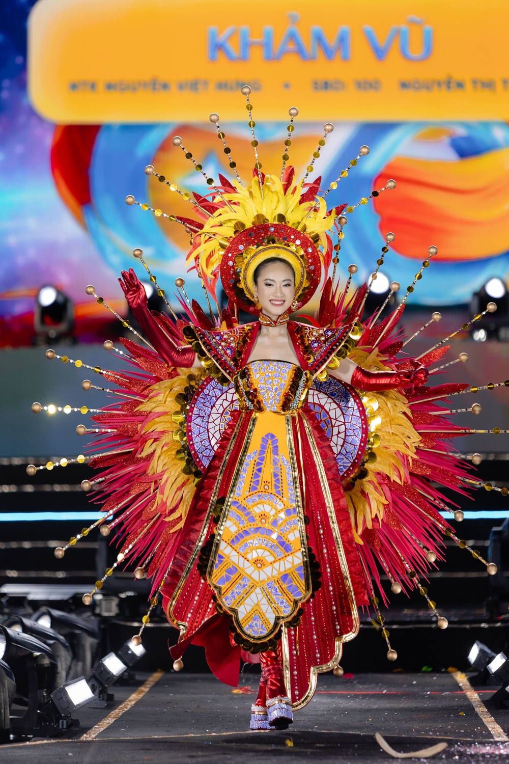 Top 45 Hoa Hậu Hoàn Vũ Việt Nam 2025 trình diễn trang phục Carnival rực rỡ - 2