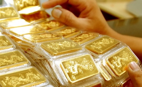 Giá vàng giữ vững, nhà đầu tư nín thở chờ động thái từ Fed - 1