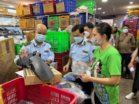  - Không "vùng cấm": TP.HCM mạnh tay với buôn lậu, hàng giả thực phẩm, thuốc