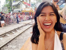 - Phố cà phê đường tàu Hà Nội và góc nhìn trái chiều của du khách quốc tế
