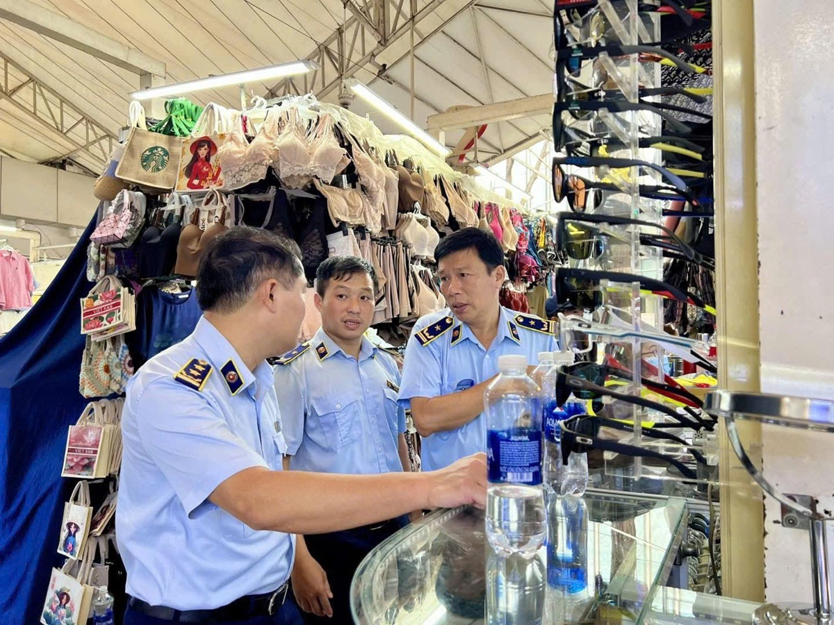 Chợ truyền thống TP.HCM: Nơi nhộn nhịp, chỗ đìu hiu treo bảng 'cho thuê sạp' - 12