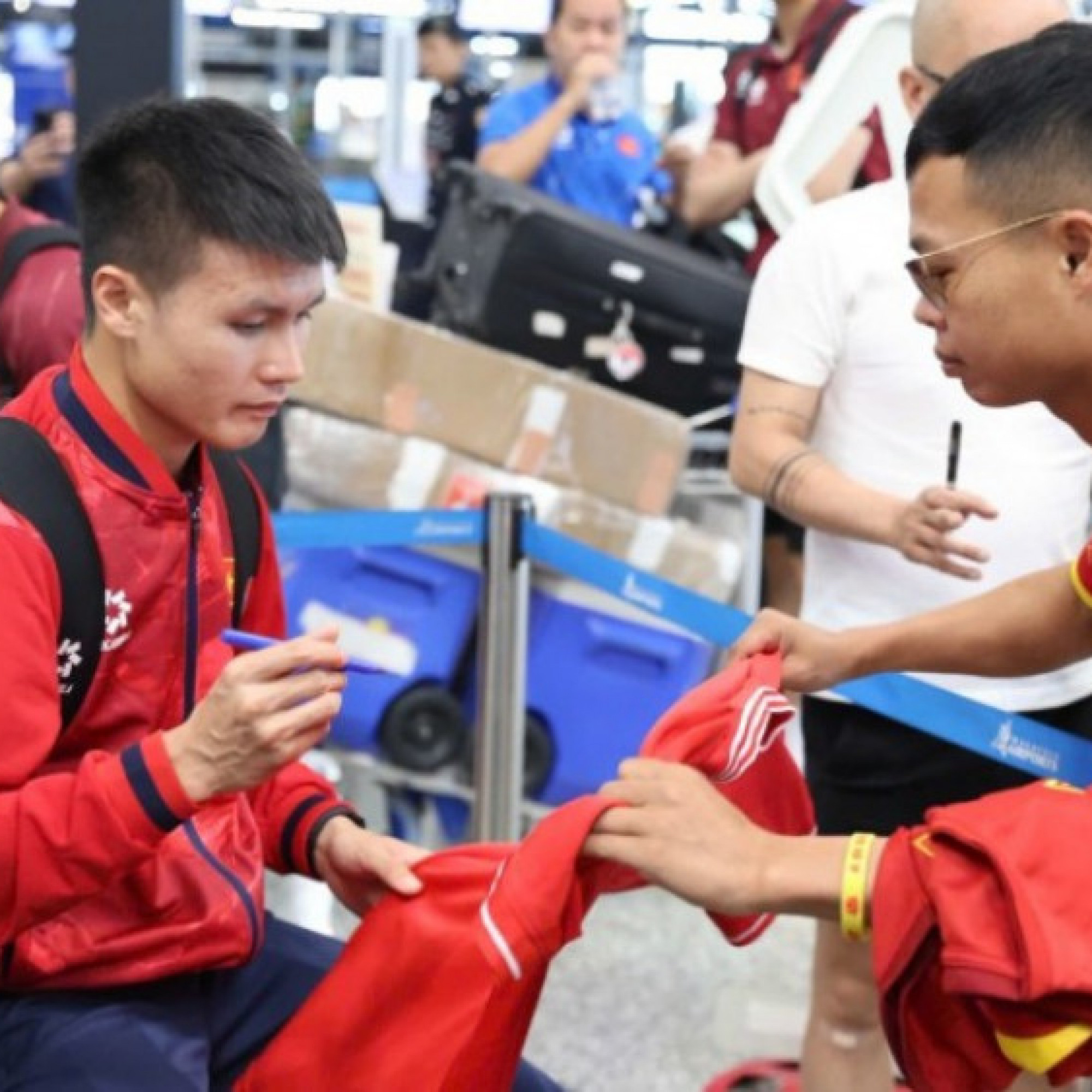  - ĐT Việt Nam về nước sau đại chiến Malaysia, Quang Hải mệt mỏi vẫn "chiều" fan