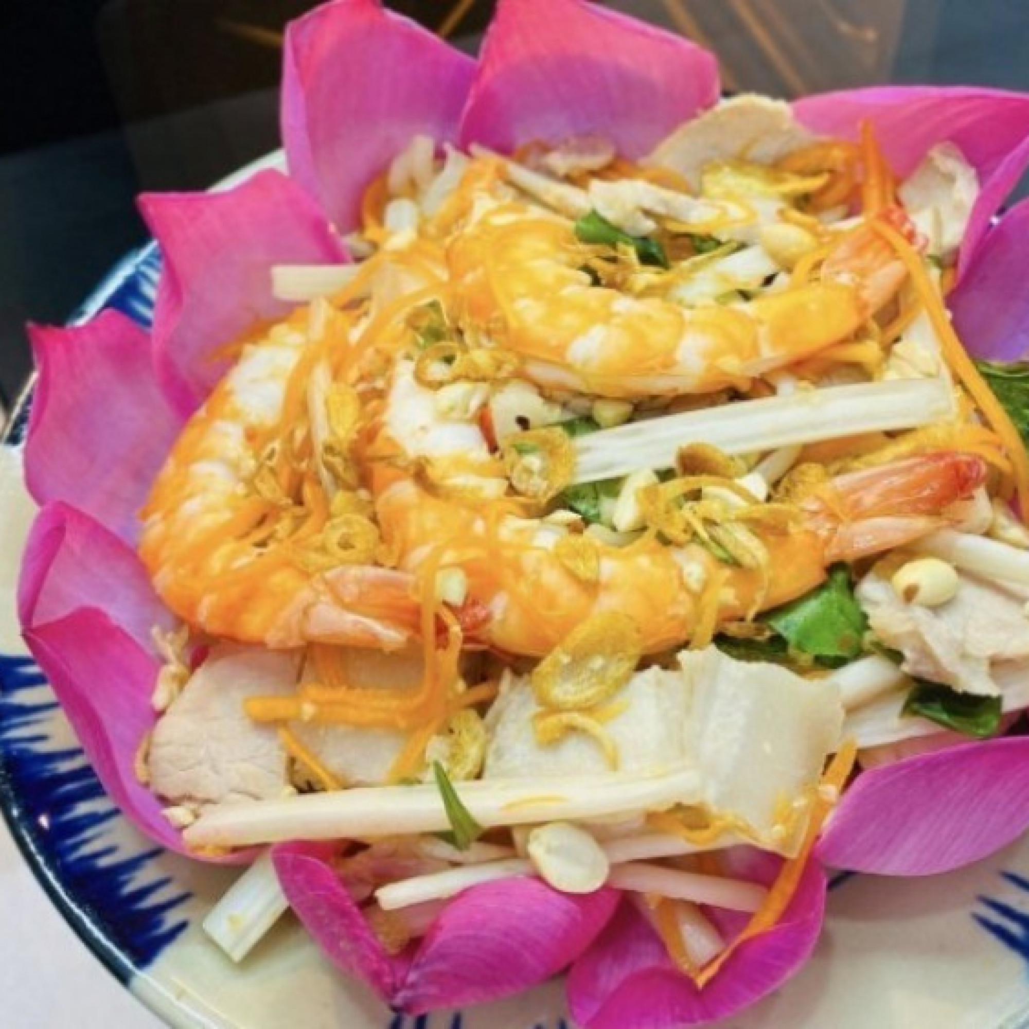  - Ngó sen làm gỏi theo cách này ngon đẳng cấp nhà hàng 5 sao