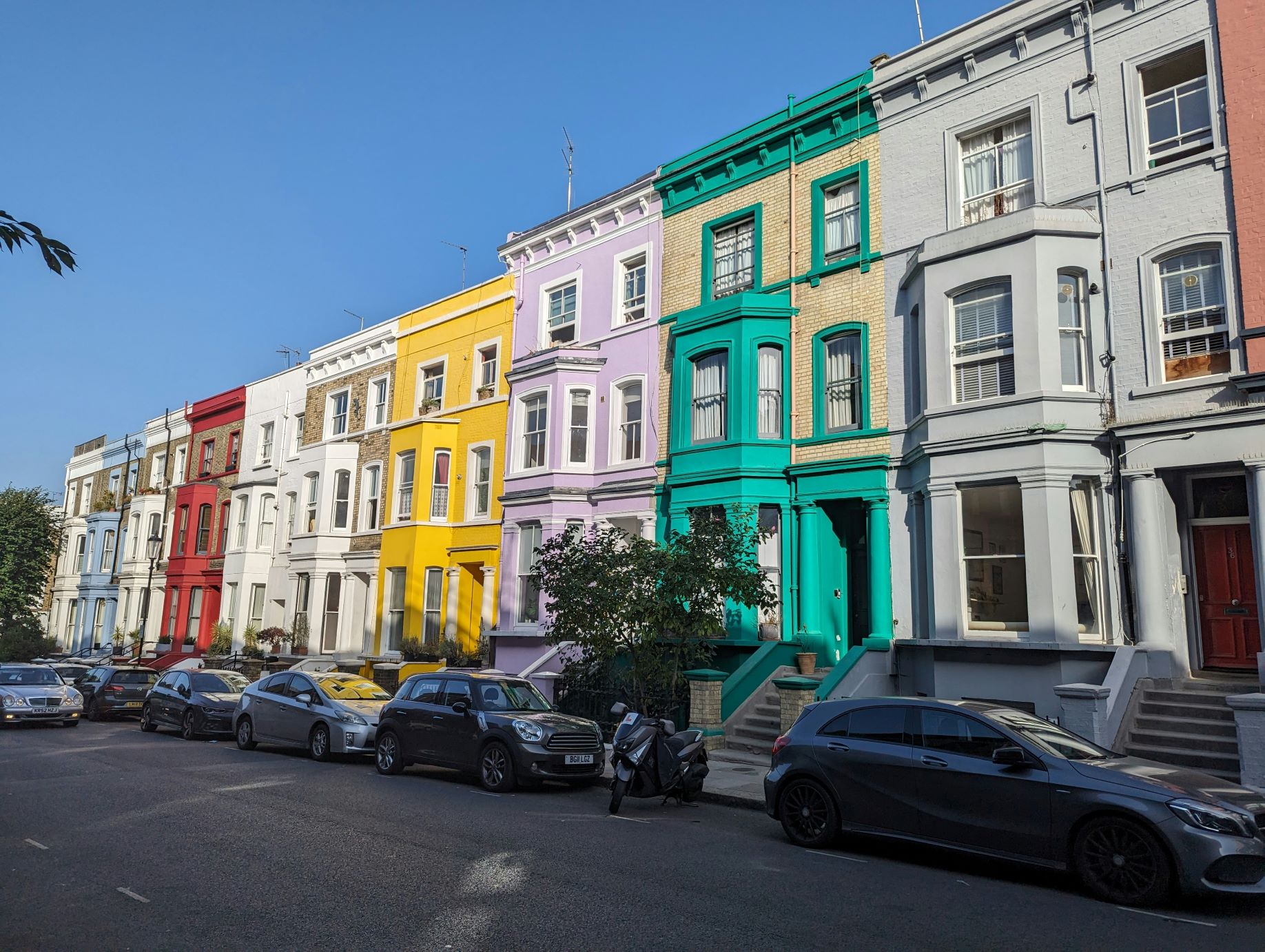 Cư dân Notting Hill sơn nhà màu đen để “đuổi” khách du lịch - 1