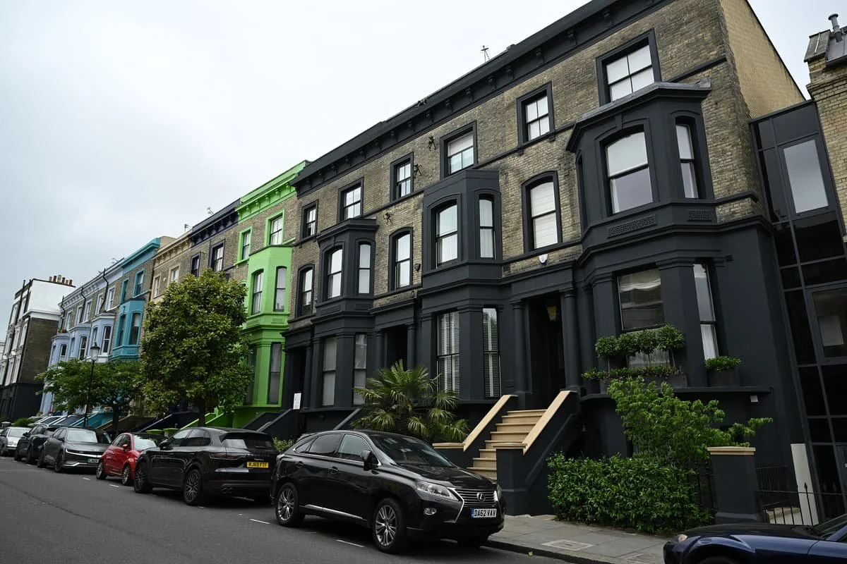 Cư dân Notting Hill sơn nhà màu đen để “đuổi” khách du lịch - 2