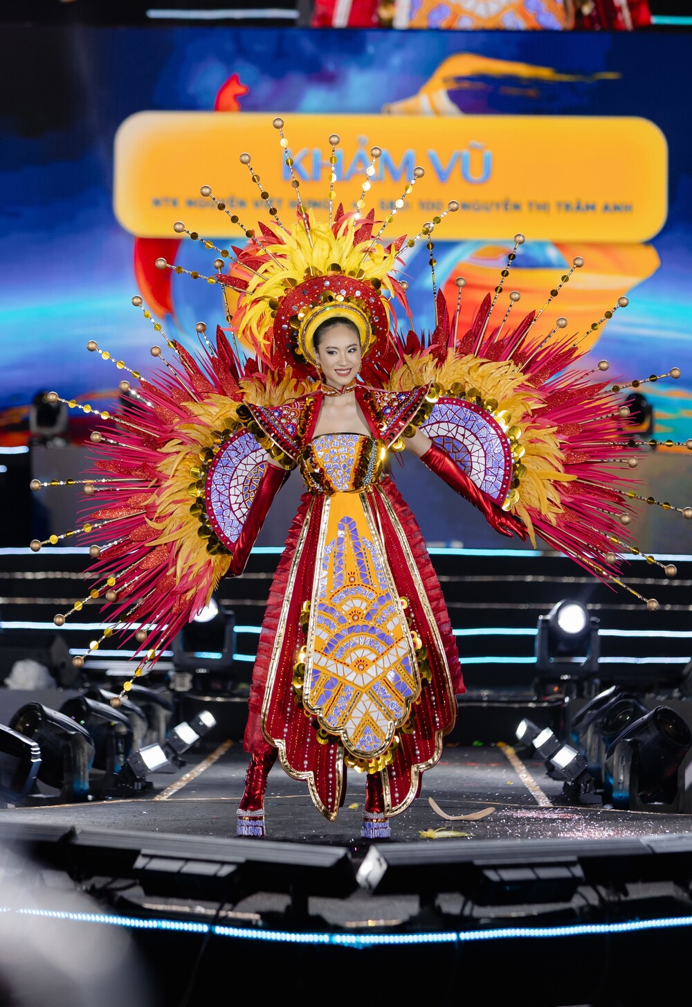 Câu chuyện xúc động đằng sau thiết kế tôn vinh nghệ thuật khảm sành sứ tại Cosmo Carnival Show - 2