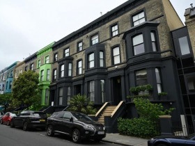  - Cư dân Notting Hill sơn nhà màu đen để “đuổi” khách du lịch
