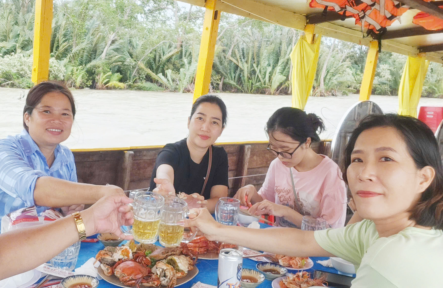 Du khách thỏa thích check-in rừng thủy liễu ở "đảo ngọc xanh" Cù Lao Dung - 17