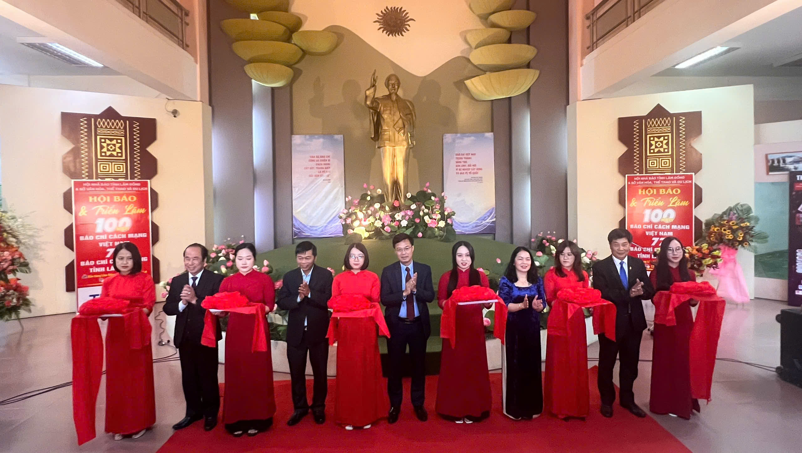 Triển lãm hình ảnh, kỷ vật về sự phát triển của báo chí Lâm Đồng suốt chặng đường dài - 1