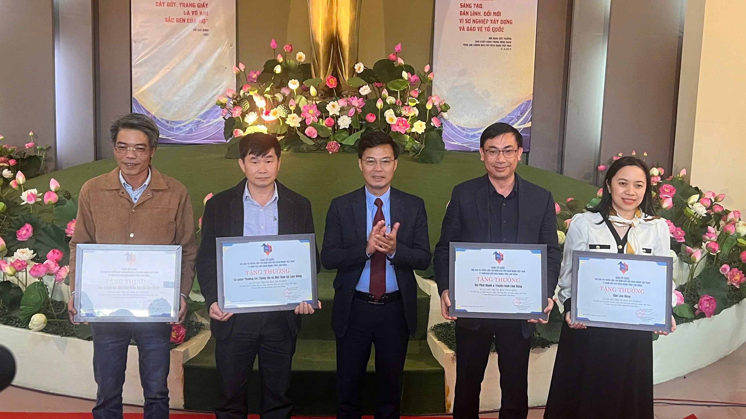 Triển lãm hình ảnh, kỷ vật về sự phát triển của báo chí Lâm Đồng suốt chặng đường dài - 3