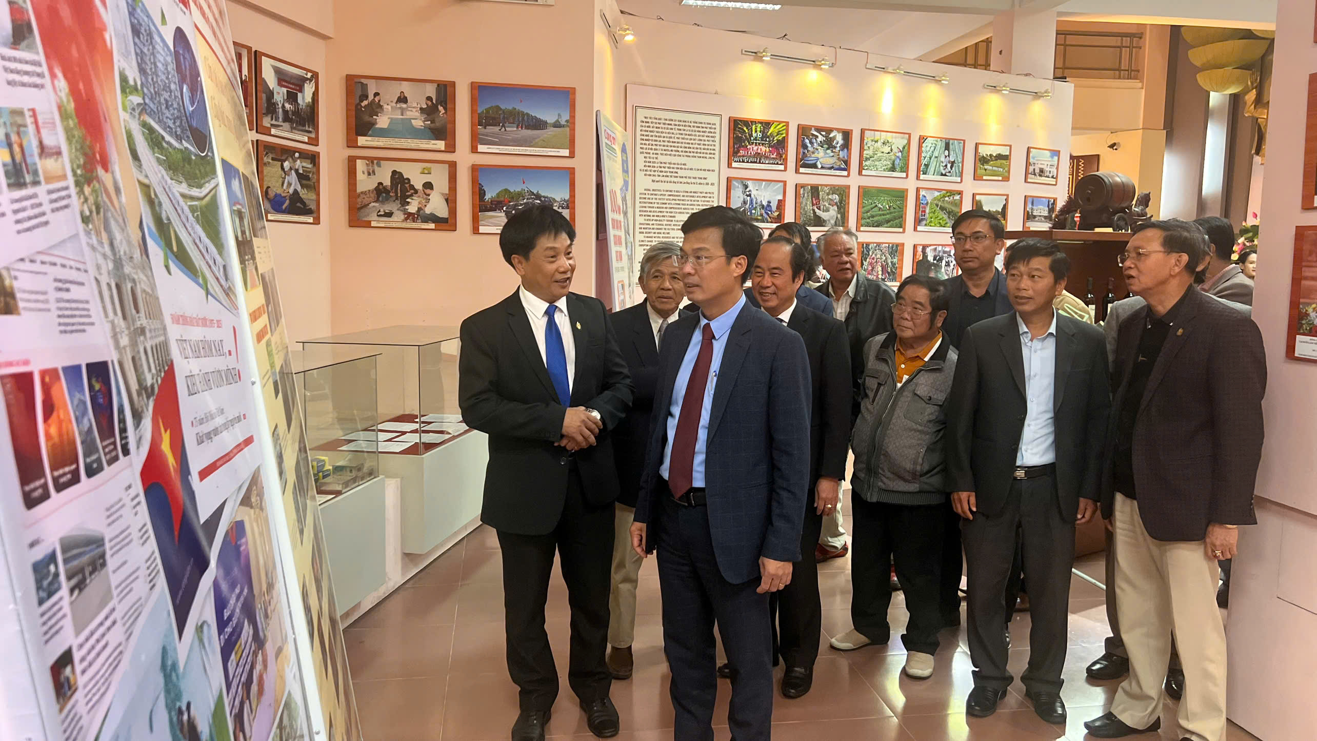 Triển lãm hình ảnh, kỷ vật về sự phát triển của báo chí Lâm Đồng suốt chặng đường dài - 4