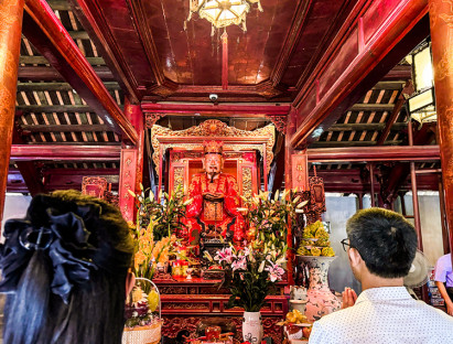  - Sĩ tử đất Hà thành đến Văn Miếu xin ông đồ ban chữ, vượt vũ môn