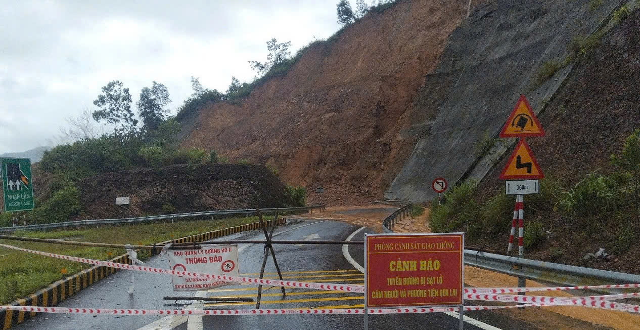 Mưa lớn ở Huế, một số đường ngập cục bộ, đường dẫn lên cao tốc La Sơn - Túy Loan sạt lở - 2