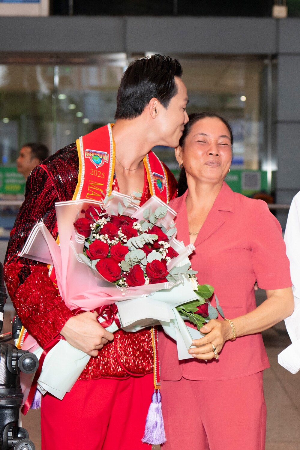 Mẹ Vũ Linh bật khóc khi đón con trai trở về sau thành tích Á vương Manhunt International 2025 - 2